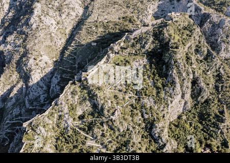 Aus der Vogelperspektive auf die Festung St. John und Serpentinenstraßen in den Bergen. Kotor, Montenegro. Stockfoto