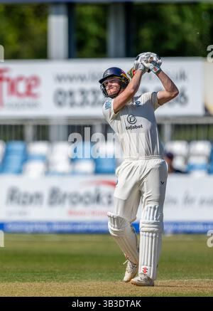 Ben Geddes schlug für Middlesex in einem County Championship-Spiel zwischen Derbyshire und Middlesex Stockfoto