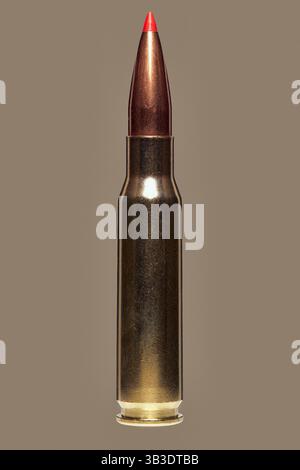 Close-up Studio hat .308 Kugelpatronen auf braunem Hintergrund geschossen Stockfoto