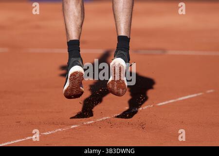 Füße und Schatten des Tennisspielers Alexander Zverev (GER) während eines Service-Spiels beim BMW Open Turnier 2025 in München, Bayern, Deutschland, Europa Stockfoto