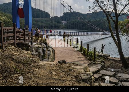 Cheongyang-Gun, Südkorea, 2. Oktober 2020: Seitenansicht der Cheonjangho Hängebrücke unter bewölktem Himmel, Asien Stockfoto
