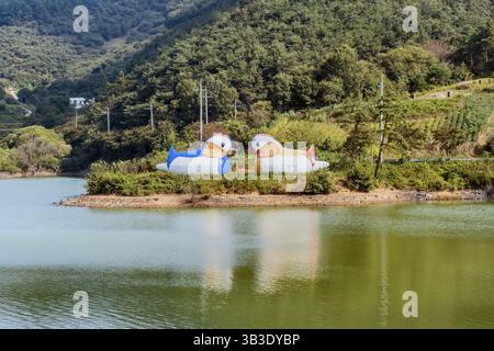 Cheongyang-Gun, Südkorea, 2. Oktober 2020: Kunstwerke von zwei übergroßen, stilisierten Mandarinenenten, die sich an einem ländlichen See in Asien anschauen Stockfoto