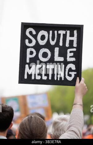 April 2025. Hör einfach auf, Öl-abschiedsmarsch zu machen. JSO. JSO’s abschiedsmarsch von den königlichen Justizgerichten zum Shell-Hauptquartier. Nach Reden und Nachrichten von inhaftierten Aktivisten hängten sie buchstäblich ihre Hi-Viz-Jacken auf, um große? Markierungen. Seit 2022 wurden 3.300 Menschen verhaftet, nachdem sie mit Just Stop Oil gehandelt hatten, und über 180 haben einige Zeit im Gefängnis verbracht. Derzeit sitzen 11 Personen in Haft, die aufgrund von Aktionen mit Just Stop Oil Haftstrafen absitzen, und es wird erwartet, dass sich ihnen im Mai mindestens 5 weitere anschließen werden. Stockfoto