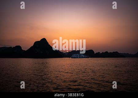 Sonnenaufgang über Ha Long Bay Stockfoto