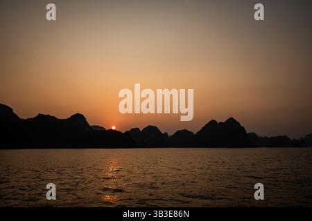 Sonnenaufgang über Ha Long Bay Stockfoto