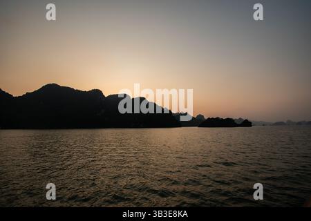 Sonnenaufgang über Ha Long Bay Stockfoto