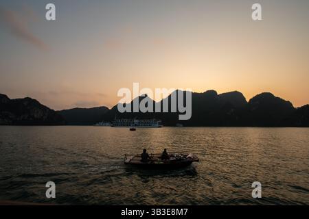 Sonnenaufgang über Ha Long Bay Stockfoto
