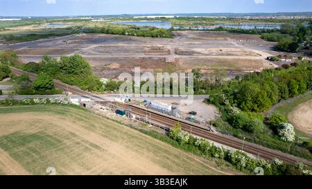 Luftdrohnenbild des Bahnhofs Kempston Hardwick und der alten Ziegelei für das zukünftige Freizeitpark-Resort der Universal Studios. Stockfoto