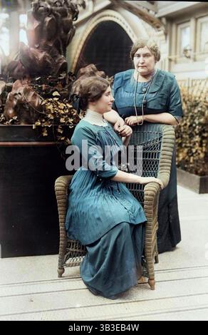 Helen Keller &amp; Mrs. Macy, 1913. Zeigt Helen Keller (1880–1968) mit ihrer Lehrerin Anne Sullivan Macy (1866–1936) möglicherweise auf der International Flower Show, New York City, April 1913. (Farbiger Schwarzweiß-Druck). Stockfoto