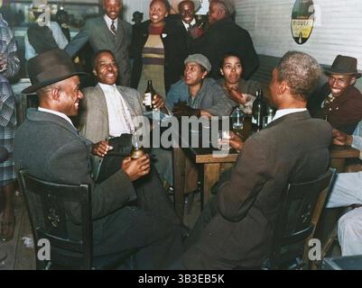 Afroamerikaner unterhalten sich und trinken Bier in einer Bar, Clarksdale, Mississippi Delta, November 1939. (Farbiger Schwarzweiß-Druck). Stockfoto