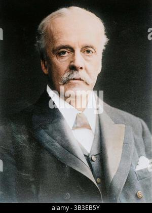 A. J. Balfour, zwischen 1910 und 1915. Arthur Jones Balfour, 1. Earl of Balfour (1848–1930), der 1915 als Nachfolger von Winston Churchill zum 1. Lord der Admiralität wurde. (Farbiger Schwarzweiß-Druck). Stockfoto