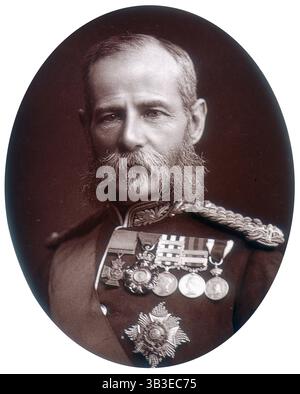 General Sir Frederick Schlitten Roberts, 1882. Sir Frederick, 1. Earl Roberts (1832–1914) war einer der führenden britischen Militärfiguren der viktorianischen Zeit. Roberts wurde 1858 für seine Aktionen während der indischen Aufruhr mit dem Victoria Cross ausgezeichnet und ist vor allem für seinen marsch zur Eroberung Kandahars während des Zweiten Afghanischen Krieges von 1878 bis 1880 bekannt. 1892 wurde er zum Baron of Kandahar and Waterford ernannt und 1895 zum Feldmarschall befördert. Roberts befehligte die Verstärkung, die 1900 nach Südafrika geschickt wurde, nachdem der Burenkrieg zu Beginn des Burenkrieges zurückgeschlagen worden war. Nach seiner erfolgreichen Intervention im südafrikanischen C Stockfoto