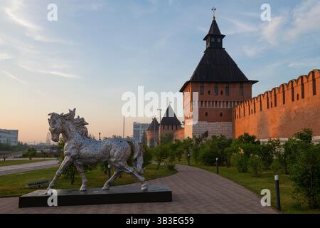 TULA, RUSSLAND - 15. JULI 2024: Kunstobjekt 'Pferd der Briefe' an den Mauern des Tula Kremls an einem frühen Julimorgen Stockfoto