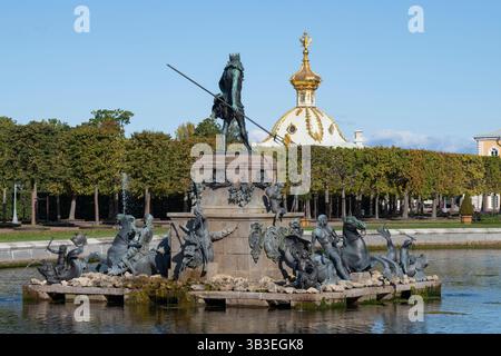 PETRODVORETS, RUSSLAND - 21. SEPTEMBER 2024: Der Neptunbrunnen im Oberen Park des Peterhof-Palastes und des Parkkomplexes an einem Septembertag Stockfoto