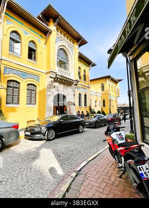 Wunderschönes gelbes Gebäude in Istanbul Türkei Stockfoto