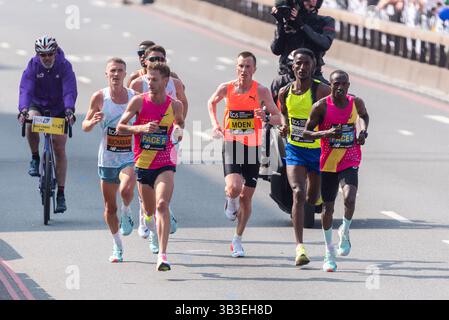 Athleten, die beim TCS London Marathon 2025 durch Tower Hill in London, Großbritannien, antreten Stockfoto