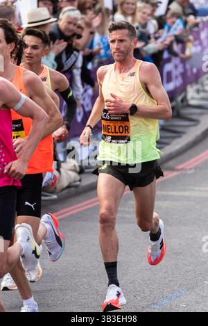 Jonathan Mellor, männlicher Elite-Athlet, der 2025 beim TCS London Marathon antrat, durchquerte Tower Hill, London, Großbritannien Stockfoto