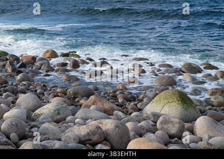 Runde Steine am Rande der Barentssee an einem Märztag. Teriberka. Region Murmansk, Russland Stockfoto