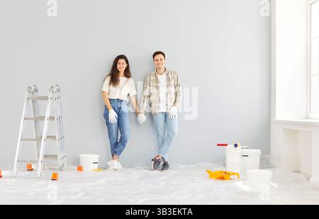 Porträt Eines Verheirateten Paares, Das Während Der Renovierung Des Hauses Hände Hält Stockfoto