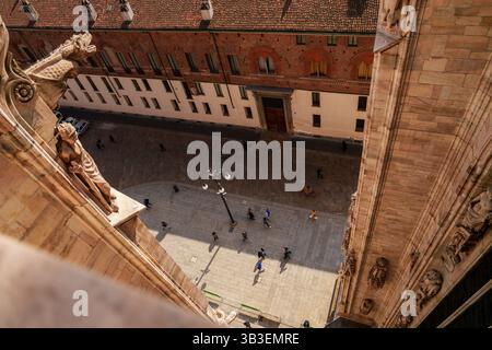 Mailand, Italien - 19.03.2024: Aus der Vogelperspektive auf die historische Architektur und die Straße unten mit Steingargoyles, Mailänder Dom Stockfoto