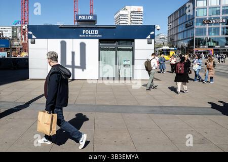 Berlin, Deutschland. April 2025. Die Leute passieren das Polizeirevier am Alexanderplatz im Zentrum Berlins. Quelle: SOPA Images Limited/Alamy Live News Stockfoto