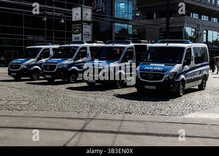 Berlin, Deutschland. April 2025. Polizeiwagen parkten am Alexanderplatz im Zentrum Berlins. Quelle: SOPA Images Limited/Alamy Live News Stockfoto