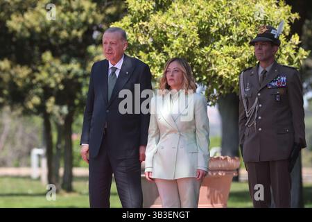 Rom, Italien 29.4,2025: Die italienische Premierministerin Giorgia Meloni empfängt den türkischen Präsidenten Recep Tayyip Erdoğan in der Villa Pamphili, dem Ort des vierten Gipfels BE Stockfoto