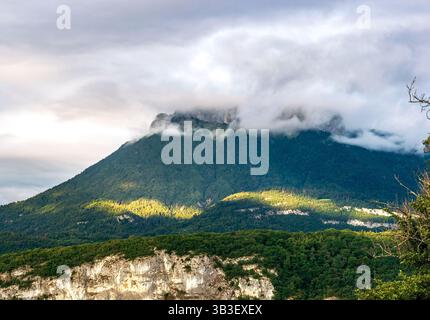 Bewaldete Berge in den französischen Alpen nahe dem See Annecy mit Wolken Stockfoto