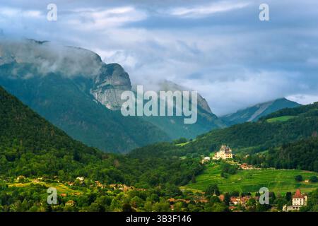 Bewaldete Berge in den französischen Alpen nahe dem See Annecy mit Wolken Stockfoto