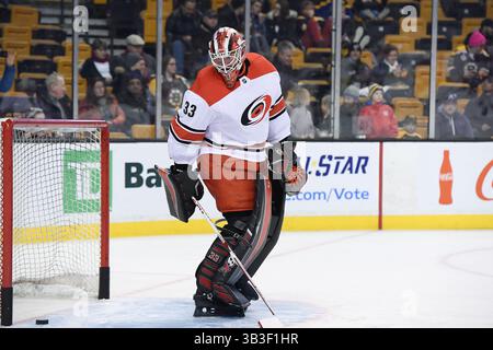 6. Januar 2018: Scott Darling (33), Torhüter der Carolina Hurricanes, wärmt sich für das NHL-Spiel zwischen den Carolina Hurricanes und den Boston Bruins im TD Garden in Boston, Mass auf. Boston besiegt Carolina mit 7:1. Eric Canha/CSM(Kreditbild: &Copy; Eric Canha/CSM via ZUMA Wire) Stockfoto