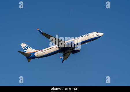 Boeing von SunExpress Start´s in Düsseldorf Stockfoto