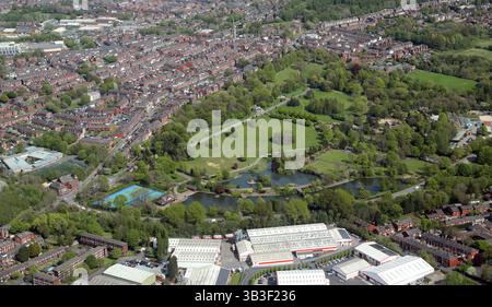 Blick aus der Vogelperspektive auf Alexandra Park mit Bootssee, Oldham, Greater Manchester Stockfoto