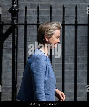 Downing Street, London, Großbritannien. April 2025. Die Minister verlassen die Downing Street 10 nach der wöchentlichen Kabinettssitzung. Yvette Cooper Abgeordnete, Staatssekretärin für das Innenministerium. Quelle: Malcolm Park/Alamy Live News Stockfoto