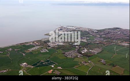 Aus der Vogelperspektive von Heysham, der in die Irische See hinausragt, mit dem Dorf Middleton im Vordergrund Stockfoto
