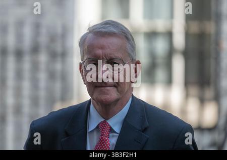 Downing Street, London, Großbritannien. April 2025. Die Minister verlassen die Downing Street 10 nach der wöchentlichen Kabinettssitzung. Hilary Benn Abgeordnete, Staatssekretärin für Nordirland. Quelle: Malcolm Park/Alamy Live News Stockfoto