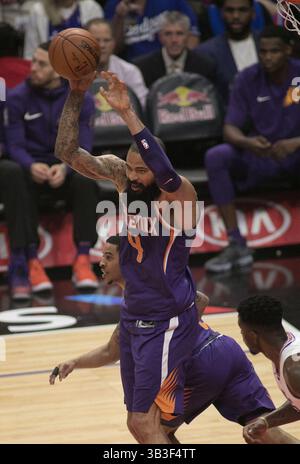20. Dezember 2017 – Los Angeles, Kalifornien, USA – Tyson Chandler Nummer 4 der Phoenix Suns Rebounds während ihres NBA-Spiels mit den Los Angeles Clippers am Mittwoch, den 20. Dezember 2017, im Staples Center in Los Angeles, Kalifornien. Clippers vs. Sonnen. (Bild: © Prensa Internacional Via ZUMA Wire) Stockfoto
