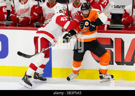 20. Dezember 2017: Radko Gudas (3) wird vom Detroit Red Wings Center Darren Helm (43) während des NHL-Spiels zwischen den Detroit Red Wings und den Philadelphia Flyers im Well Fargo Center in Philadelphia, Pennsylvania, gestoßen. Christopher SzagolaCal Sport Media (Kreditbild: &Copy; Chris Szagola/CSM via ZUMA Wire) Stockfoto