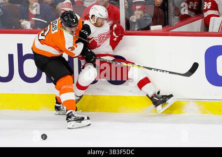 20. Dezember 2017 – Philadelphia, Pennsylvania, USA – Detroit Red Wings Center DARREN HELM (43) wird von Philadelphia Flyers Verteidiger RADKO GUDAS (3) während des NHL-Spiels zwischen den Detroit Red Wings und Philadelphia Flyers im Well Fargo Center überprüft. (Bild: © Chris Szagola/CSM via ZUMA Wire) Stockfoto