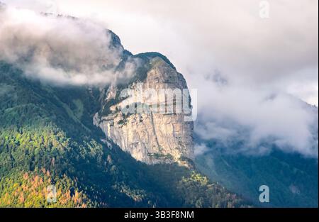 Bewaldete Berge in den französischen Alpen nahe dem See Annecy mit Wolken Stockfoto