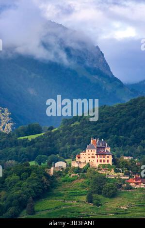 Bewaldete Berge in den französischen Alpen nahe dem See Annecy mit Wolken und historischem Schloss Stockfoto