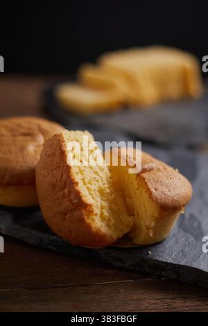 Scheiben Butterkuchen auf dem Teller, selektiver Fokus Stockfoto