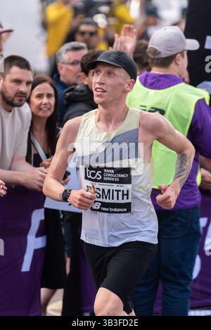 Logan Smith, männlicher Elite-Athlet, der 2025 beim TCS London Marathon antrat, durchquerte Tower Hill, London, Großbritannien Stockfoto