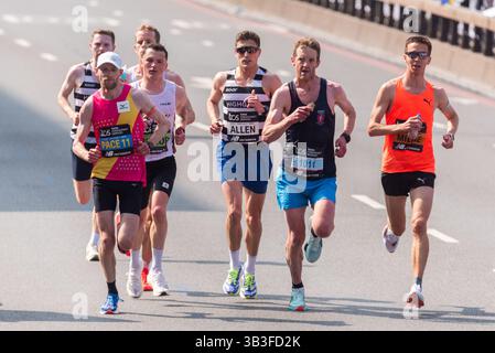 Athleten, die beim TCS London Marathon 2025 durch Tower Hill in London, Großbritannien, antreten. Elite- und Vereinsläufer Stockfoto
