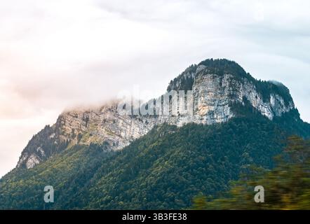 Bewaldete Berge in den französischen Alpen nahe dem See Annecy mit Wolken Stockfoto