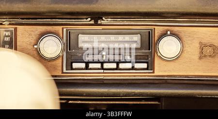 Altes Autoradio in einem amerikanischen Oldtimer mit Holzdekor Stockfoto