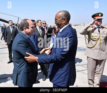 Der ägyptische Präsident Abdel Fattah el-Sisi empfängt Generalleutnant Abdel Fattah al-Burhan, den Vorsitzenden des sudanesischen Souveränitätsrates, den ägyptischen Präsidenten Abdel Fattah el-Sisi empfängt Generalleutnant Abdel Fattah al-Burhan, den Vorsitzenden des sudanesischen Souveränitätsrates, am 28. April 2025 im Al-Ittihadiya-Palast in Kairo, Ägypten. Foto: Ägyptisches Präsidentenamt apaimages Kairo Kairo Ägypten 280425 Egypt EPO 002 Copyright: XapaimagesxEgypt anxPresidentxOfficexxapaimagesx Stockfoto