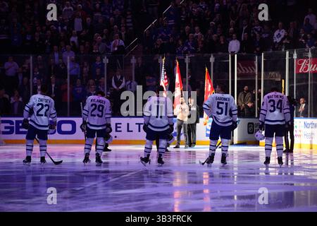 Februar 2018: Toronto Maple Leafs Center Auston Matthews (34), Toronto Maple Leafs Defenseman Jake Gardiner (51), Toronto Maple Leafs Center Zach Hyman (11) und Toronto Maple Leafs Center William Nylander (29) stehen für die Nationalhymne während des Spiels zwischen den New York Rangers und den Toronto Maple Leafs im Madison Square Garden in Manhattan, New York, New York. Obligatorischer Kredit: Kostas Lymperopoulos/CSM (Kredit-Bild: &Copy; Kostas Lymperopoulos/CSM via ZUMA Wire) Stockfoto