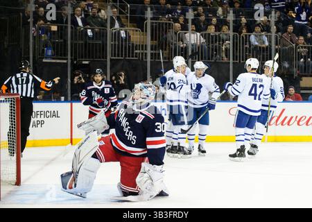 1. Februar 2018: Henrik Lundqvist (30) ist frustriert auf dem Eis, als die Toronto Maple Leafs im Madison Square Garden in Manhattan ein Tor von James van Riemsdyk (25) feiern. Obligatorischer Kredit: Kostas Lymperopoulos/CSM (Kredit-Bild: &Copy; Kostas Lymperopoulos/CSM via ZUMA Wire) Stockfoto
