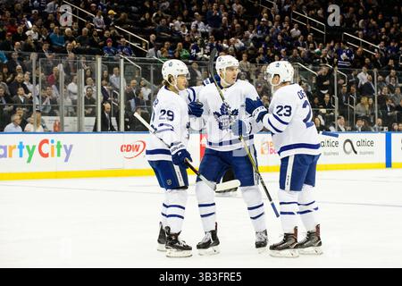 Februar 2018: Justin Holl (3) feiert mit dem Toronto Maple Leafs Center William Nylander (29) und dem Toronto Maple Leafs Defenseman Travis Dermott (23), nachdem er in der ersten Phase des Spiels zwischen den New York Rangers und den Toronto Maple Leafs im Madison Square Garden in Manhattan, New York, ein Tor geschossen hat. Obligatorischer Kredit: Kostas Lymperopoulos/CSM (Kredit-Bild: &Copy; Kostas Lymperopoulos/CSM via ZUMA Wire) Stockfoto