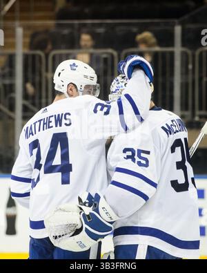 1. Februar 2018: Auston Matthews (34) gratuliert Torhüter Curtis McElhinney (35) zu dem Spiel zwischen den New York Rangers und den Toronto Maple Leafs im Madison Square Garden in Manhattan. Die Toronto Maple Leafs besiegen die New York Rangers mit 4:0. Obligatorischer Kredit: Kostas Lymperopoulos/CSM (Kredit-Bild: &Copy; Kostas Lymperopoulos/CSM via ZUMA Wire) Stockfoto